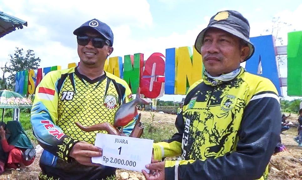 Wakil DPRD Tanah Bumbu Serahkan Hadiah Lomba Memancing di Desa Lasung