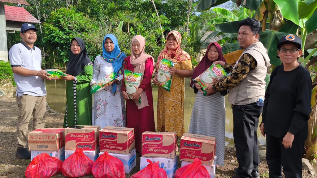 BPBD Tanbu Serahkan Bantuan Korban Banjir di Desa Karang Rejo