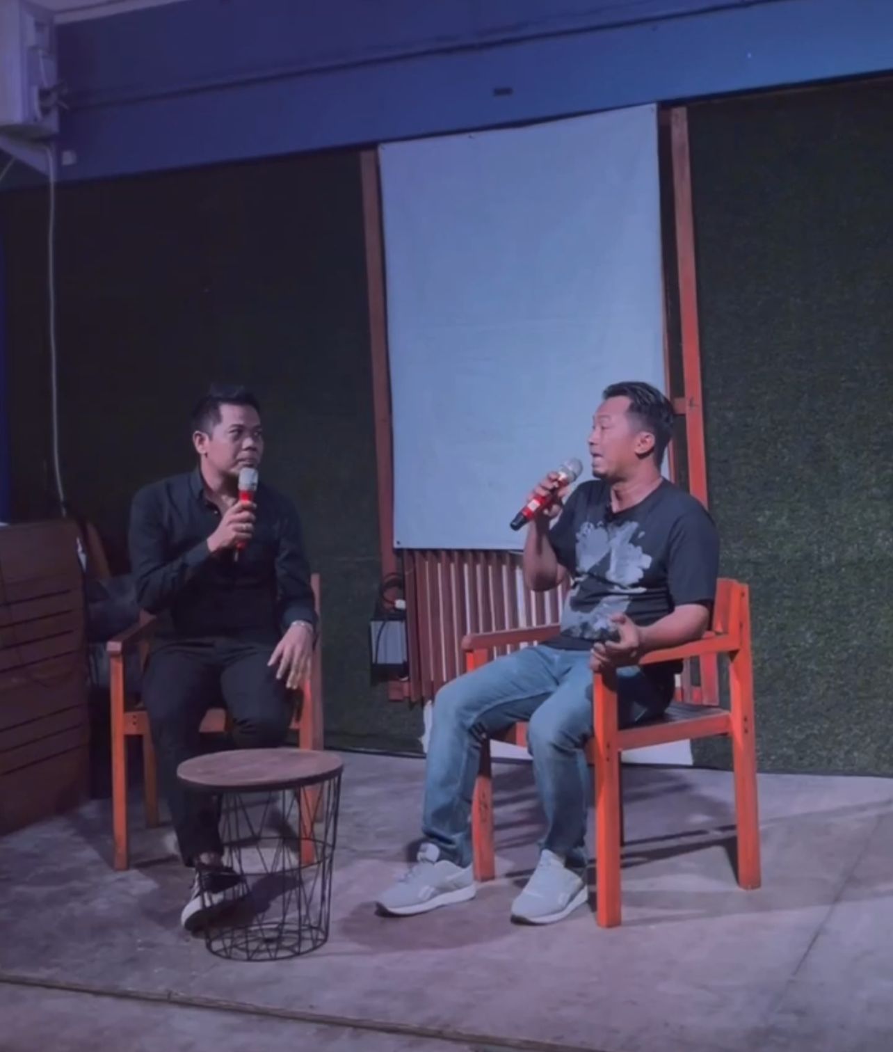 Tampil Santai, Habib Mail Gelar Ngobras bersama Anak Milenial dan Gen Z