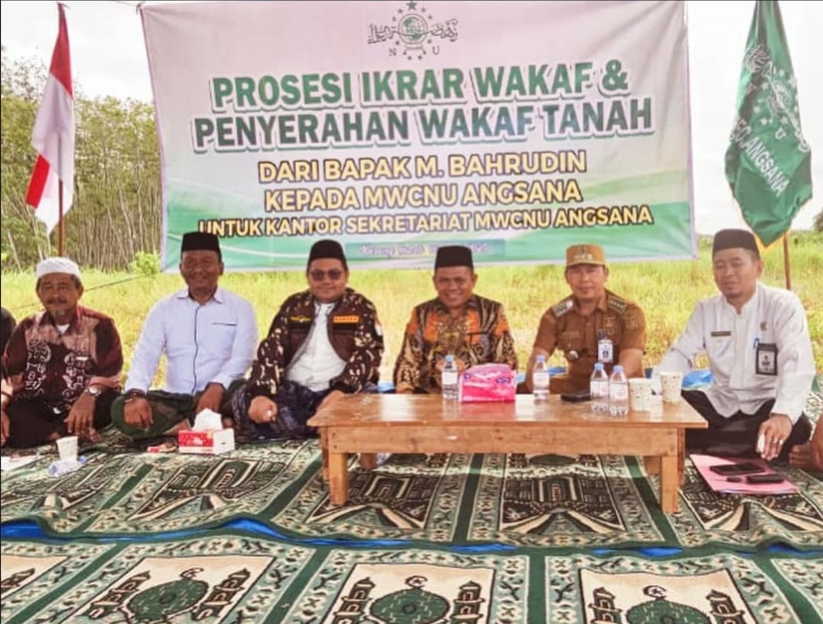 Wakil Ketua DPRD Tanah Bumbu Hadiri Prosesi Ikrar Wakaf untuk Pembangunan Kantor MWCNU Angsana