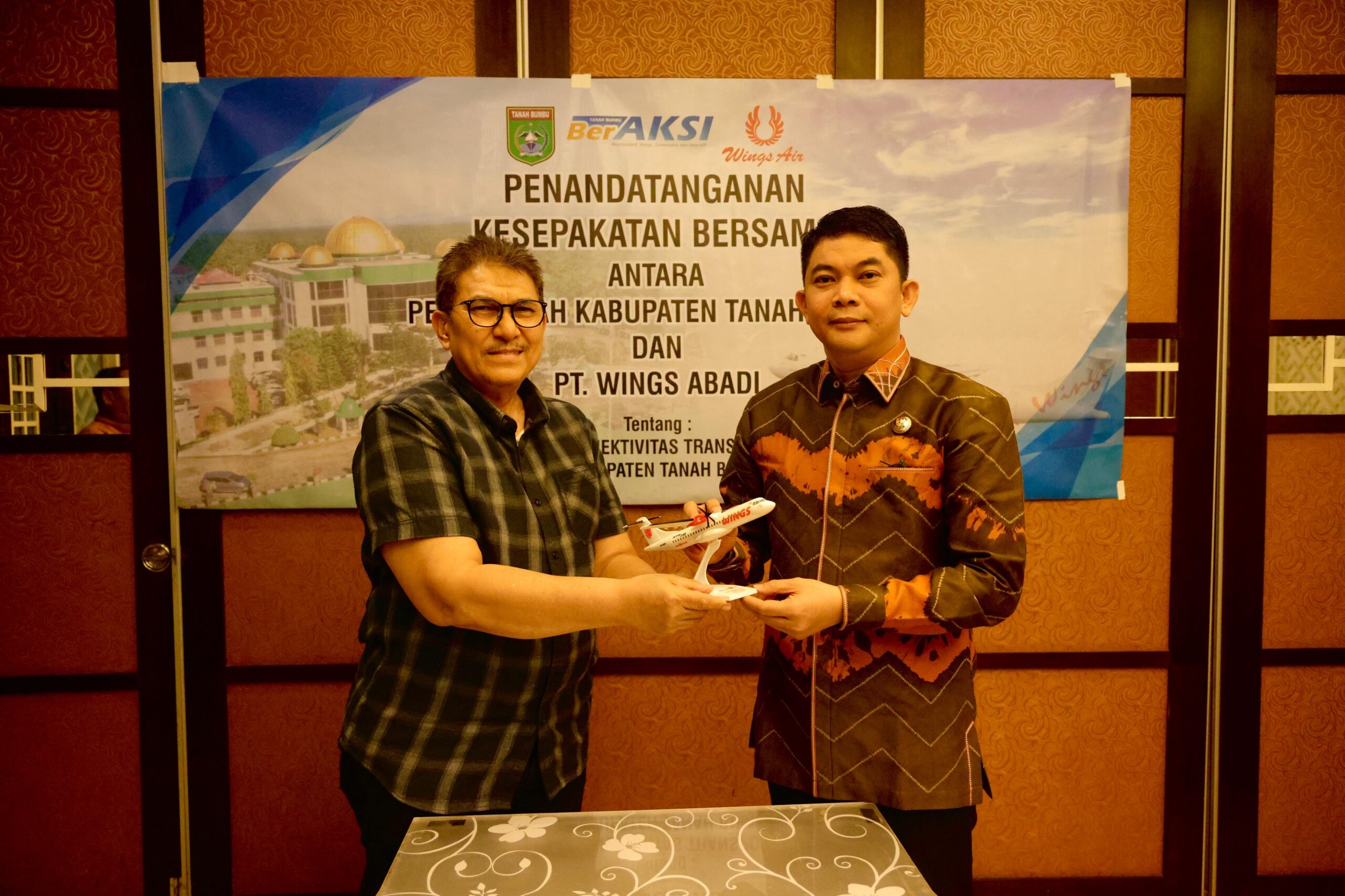 Bupati Andi Rudi Latif dan PT Wings Abadi Tandatangani MoU Peningkatan Konektivitas Udara Rute Batulicin–Makassar