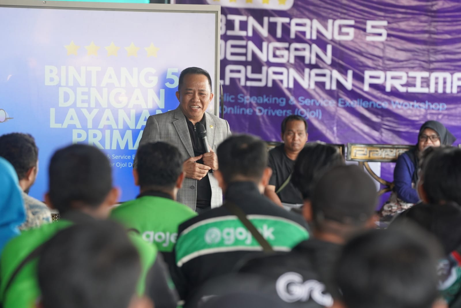 Tingkatkan Layanan “Bintang 5” Anggota DPR RI H. Sudian Noor Ajak Pengemudi Ojol Tanah Bumbu Ikuti Pelatihan Public Speaking