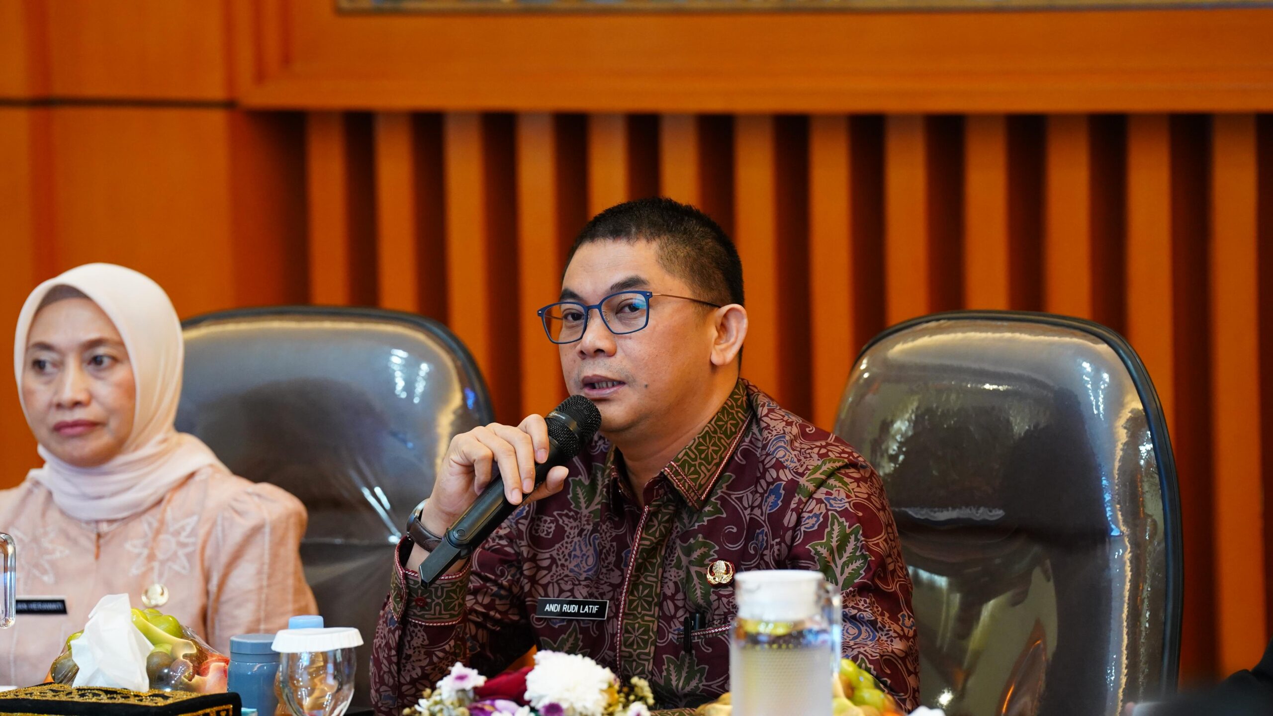 Bupati Tanah Bumbu Tegaskan Komitmen Tingkatkan Akuntabilitas Kinerja Lewat Rakoor Tindak Lanjut SAKIP Triwulan II 2025