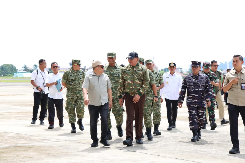 Bupati Andi Rudi Latif Sambut dan Dampingi Kunjungan Menhan RI ke Tanah Bumbu, Tinjau Yonif TP 828/BWM