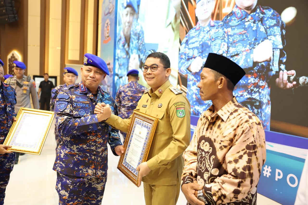 Bupati Tanah Bumbu Andi Rudi Latif Terima Penghargaan di HUT ke-75 Polairud