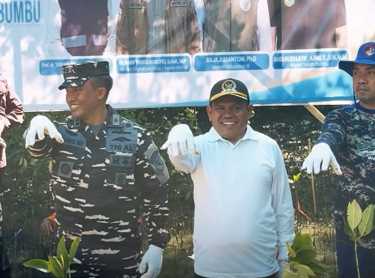 Peringati HUT ke-23 Tanah Bumbu, Wakil Ketua I DPRD Ajak Masyarakat Jaga Kelestarian Pesisir Lewat Penanaman Mangrove